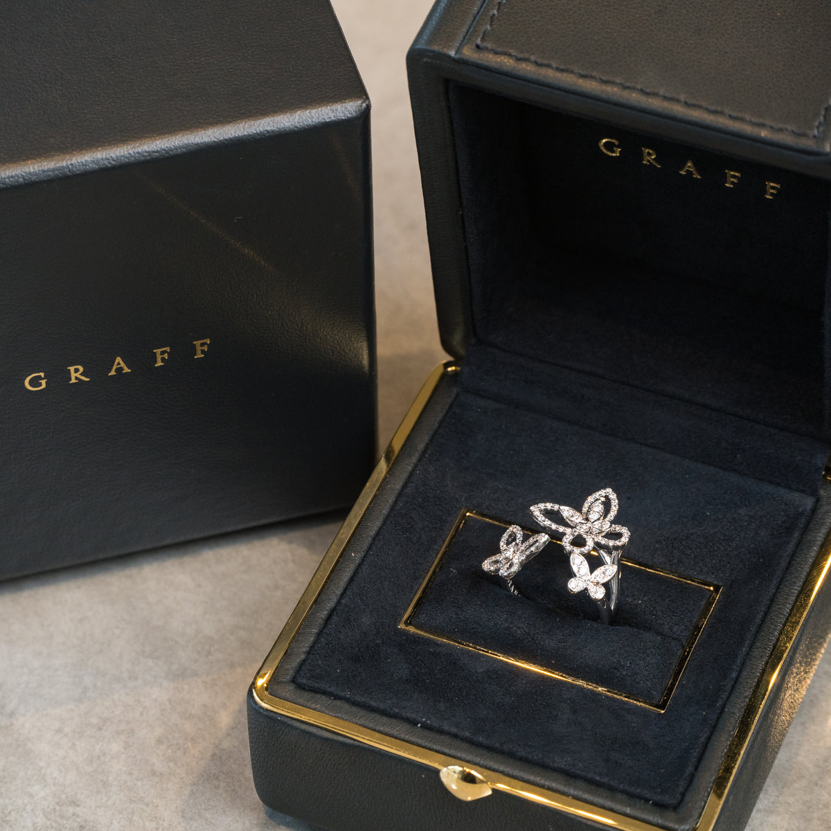 値下げ リングおまけ付き【希少極美】モルダバイトボタンタイプブレスレット GRAFF グラフ トリプルバタフライ シルエットダイヤモンド