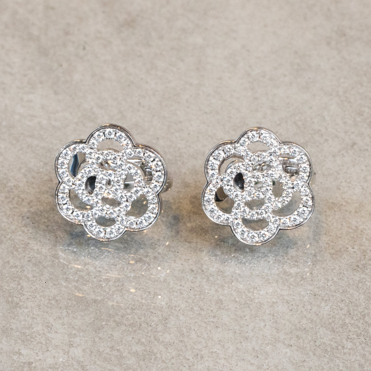 シャネル　片方ピアス　カメリアピアス CHANEL シャネル カメリア ピアス – The BOUTIQUE