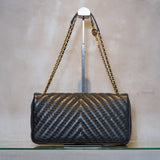 CHANEL Vステッチ ショルダーバッグ