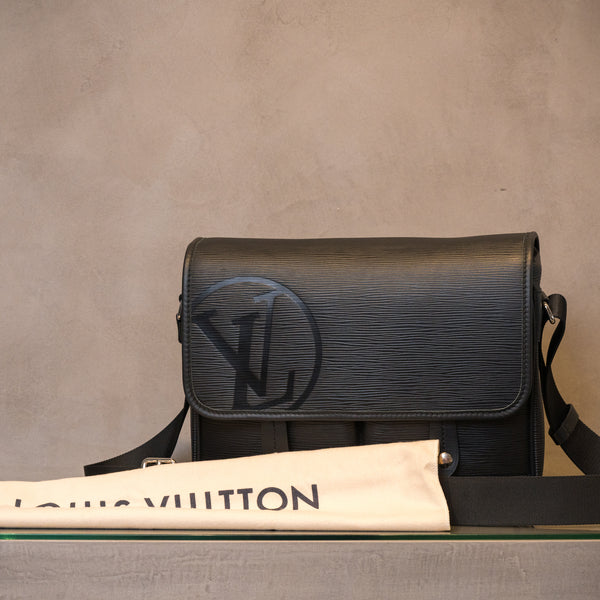 LOUIS VUITTON　ルイ・ヴィトン　エピ　メッセンジャー ダウンタウンPM