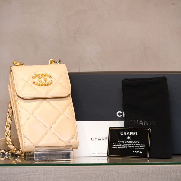 CHANEL　シャネル　マトラッセ　ベージュ　フォンホルダー　